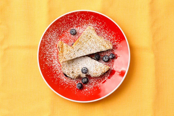 Γεμιστές Γαλλικά τοστ ψωμί στο πιάτο με βακκινίων — Φωτογραφία Αρχείου