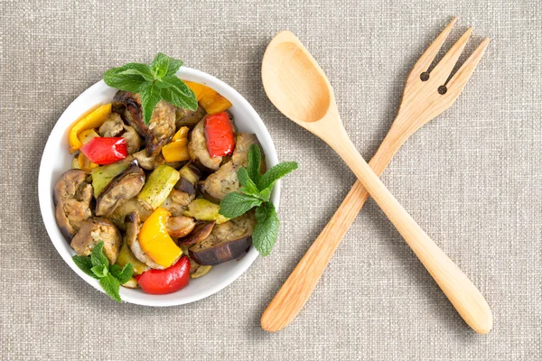 Vers geroosterde of gegrilde groenten met servers — Stockfoto