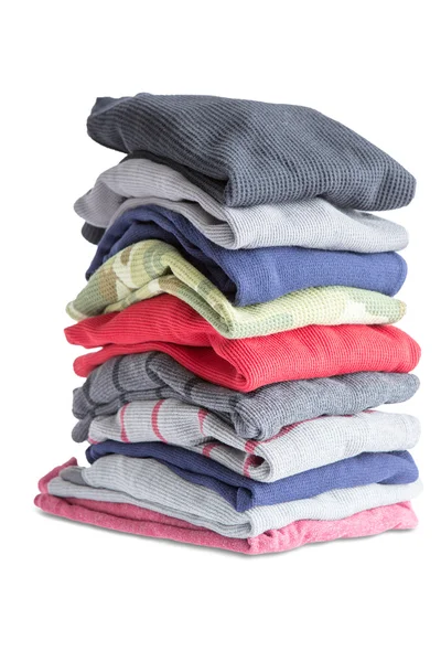 Gefaltete saubere Kleidung in einem Stapel auf weißem Hintergrund — Stockfoto