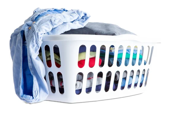 Gefaltete saubere Kleidung in einem weißen Plastikkorb — Stockfoto