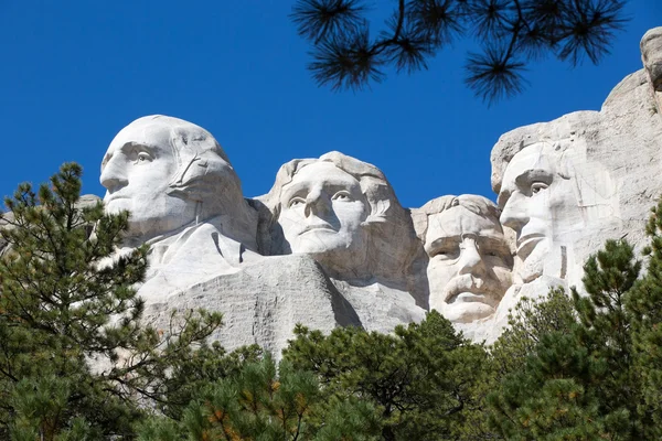 Presidentes en el Monte Rushmore enmarcados por árboles —  Fotos de Stock