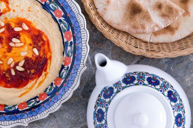 Humus pide ekmek ve çay ile servis