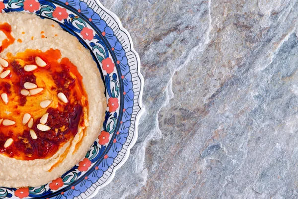 Kom van bieten hummus op een natuurlijke steen aanrecht — Stockfoto