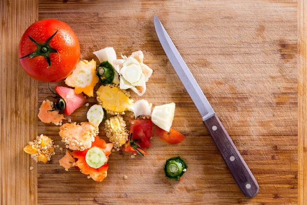 Organic Wastes on Wooden Chopping Board with Knife — Stock Photo, Image