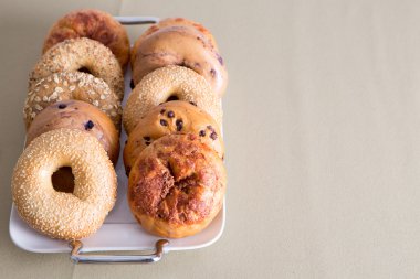 Kopya alanı bir masada yer simit tepsi