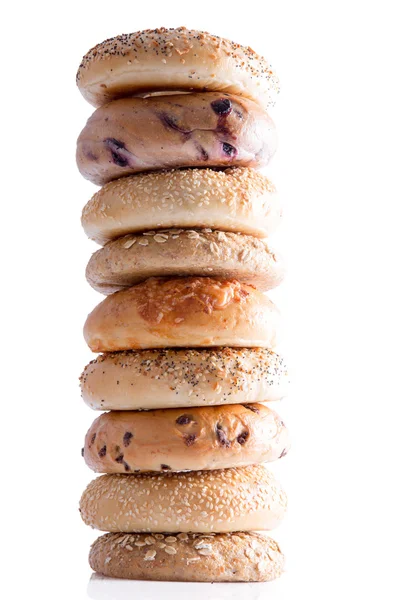 垂直方向に積んでおいしい自家製ベーグル パン — ストック写真