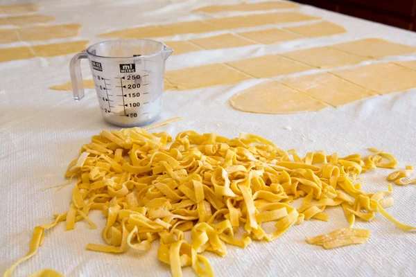 Tas de pâtes fettuccine fraîchement préparées — Photo