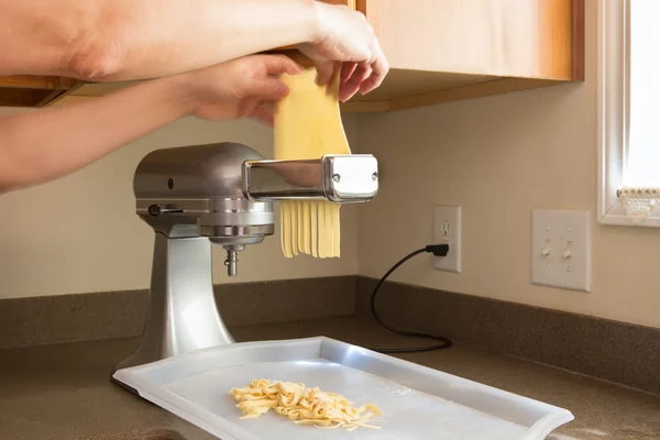 Hombre haciendo pasta fettuccine casera — Foto de Stock