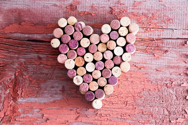 Άφθονο κρασί πωμάτων από φελλό σε σχήμα καρδιάς — Φωτογραφία Αρχείου