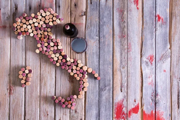 Artistic conceptual map of Italy made of corks — Stock Photo, Image