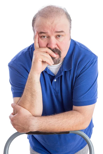 Ernster erwachsener Mann lehnt sich an den Stuhl — Stockfoto