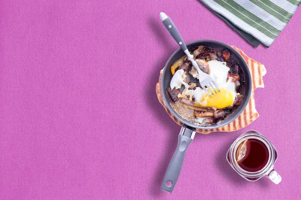 Korunujeme sázenými omeleta na fialové barevné ubrusy a Mason horký čaj — Stock fotografie