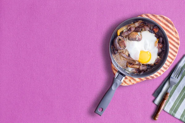 Sunny Side up Omelette on Violet, Copy Space at Left — Stock Photo, Image