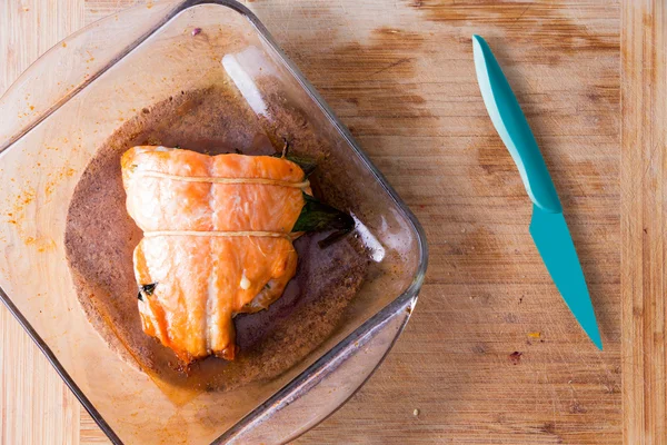 Ofenfrischer Lachs frisch aus dem Ofen — Stockfoto