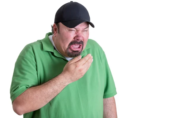 Hombre con camisa verde estornudando — Foto de Stock