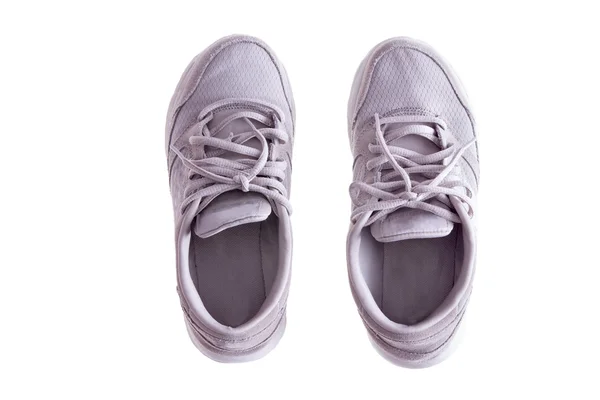 Par de tênis brancos desgastados em fundo branco — Fotografia de Stock