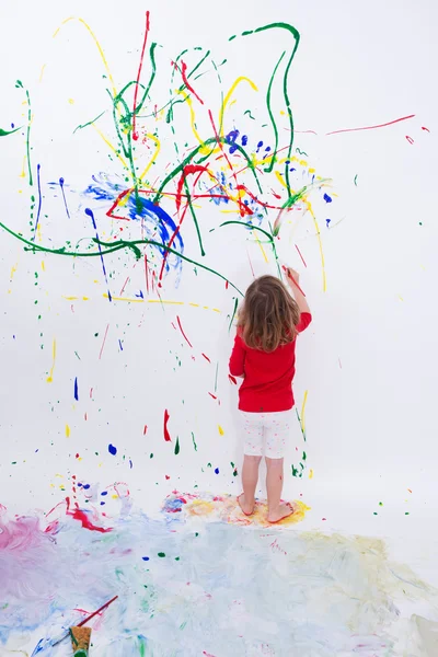 Νέοι λίγο ζωγραφικής παιδί σε λευκό μεγάλο τοίχο — Φωτογραφία Αρχείου