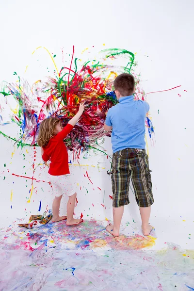 Broers en zussen schilderij moderne kunst op witte muur — Stockfoto