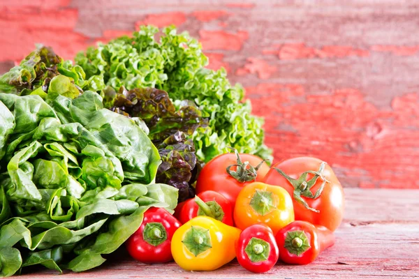 健康的新鲜沙拉配料在农场市场 — 图库照片