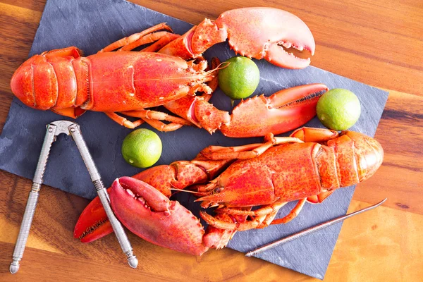 Homards cuits sur la table avec chaux et outil — Photo