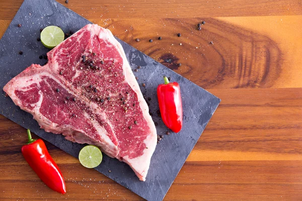 Filete en la tabla de cortar con cal y pimienta —  Fotos de Stock