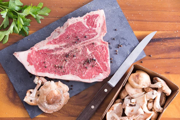 Maydanoz ve mantar ile marine edilmiş T-Bone biftek — Stok fotoğraf
