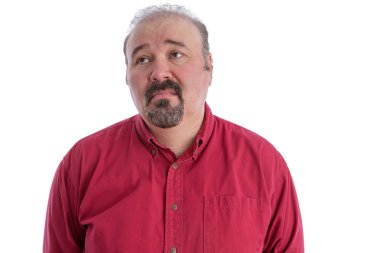 Orta yaşlı adam üzgün bir ifadeyle bakıyor