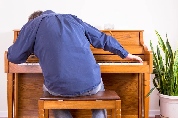 Uomo entusiasta che suona il pianoforte con gusto — Foto Stock