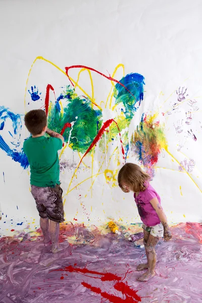 Jovens irmãos e irmãs pintando juntos — Fotografia de Stock