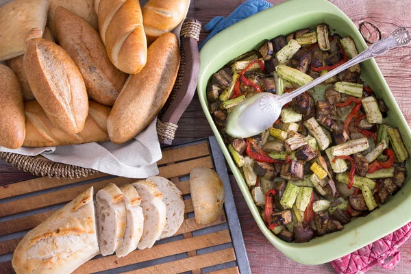 Healthy roasted fresh vegetables with bread rolls — Stock Photo, Image