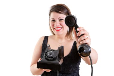 Bir telefon tutan dostu gülümseyen kadın