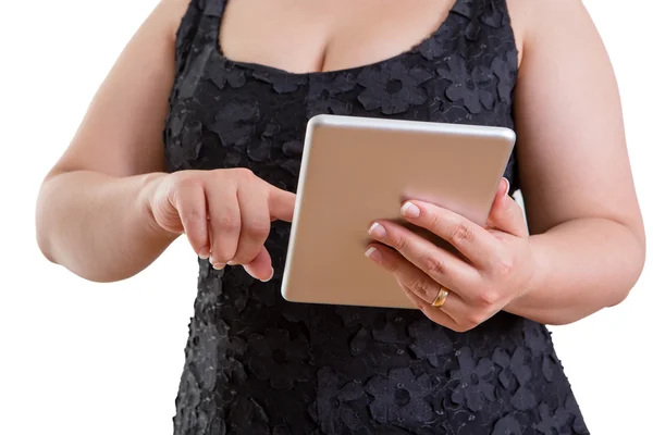 Mulher Buxom navegando em um tablet-pc — Fotografia de Stock