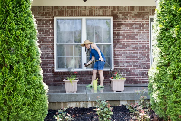 Woman washing the exterior windows of a house — Stock Photo, Image