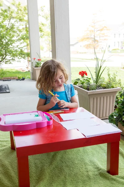 Menina bonito colorir em um pátio ao ar livre — Fotografia de Stock