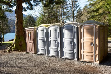 Portapotty kamu kolaylık sağlamak için bir park bahçesinde