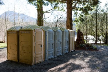 Satır genel Portapotty tuvalet bir parkta