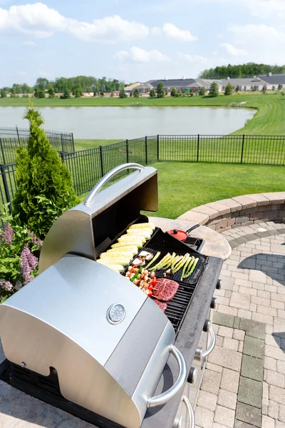 Voedsel gerangschikt op een openlucht barbecue — Stockfoto