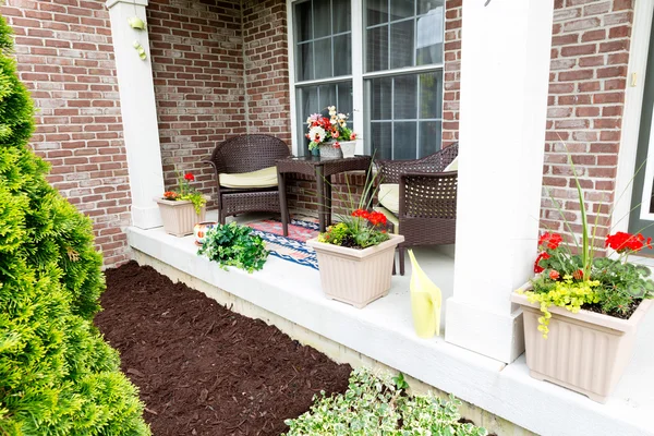 Mulching flowerbeds around the house — Stock Image Mulching flowerbeds around the house Stock Photo