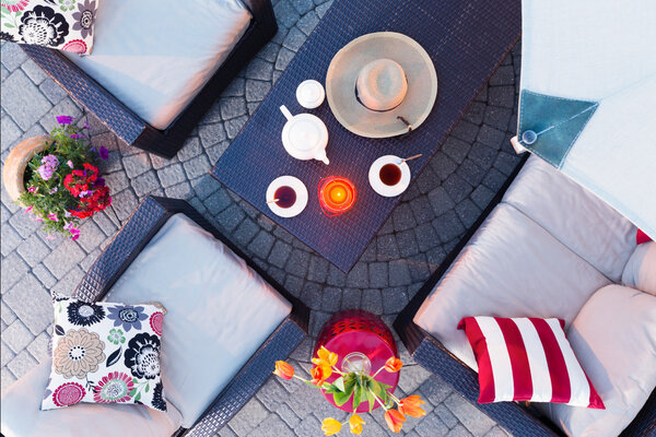 Расслабляющий вечер во внутреннем дворике с чаем
