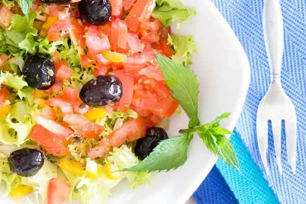 Healthy mixed salad garnished with olives — Stock Photo, Image