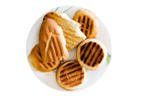 Teller mit gerösteten Brötchen und Baguette — Stockfoto