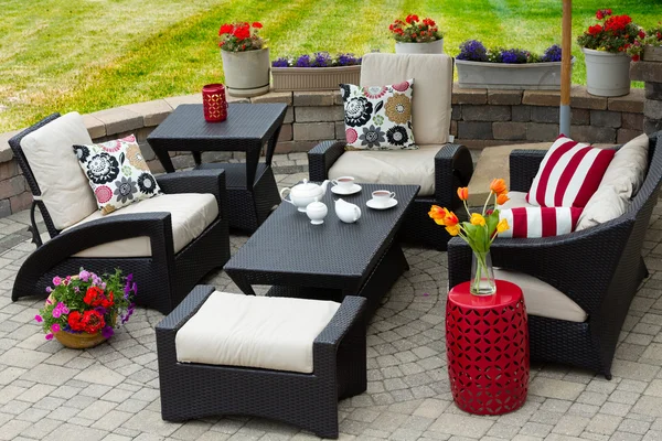 Gezellige Patio meubilair op luxe Patio — Stockfoto