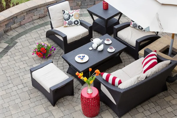 Gezellige Patio meubilair op luxe Patio — Stockfoto