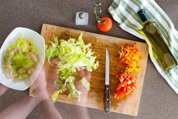 Kocken förbereder fräsch frisk sallad på köket — Stockfoto