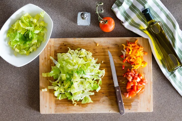 Нарезанные овощи, приготовленные на доске для салата — стоковое фото