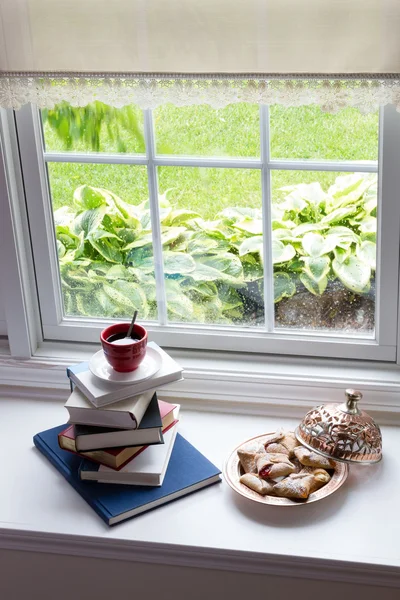 Café sur livres empilés et pâtisseries à la fenêtre — Photo