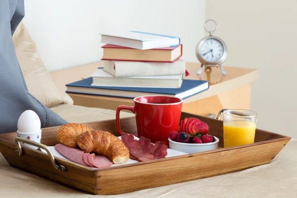 Frühstück im Bett Tablett auf dem Bett neben Nachttisch — Stockfoto