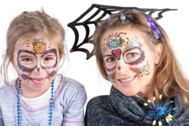 Güzel bir kadın ve kızı olarak Halloween makyaj