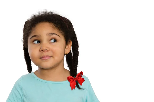 Curiosa chica afroamericana mirando a un lado — Foto de Stock