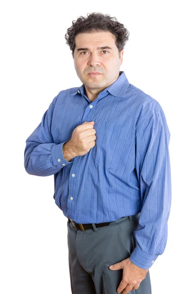 Affärsman med knytnäve på hans bröst mot vita — Stockfoto